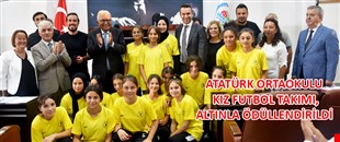 ATATÜRK ORTAOKULU KIZ FUTBOL TAKIMI, ALTINLA ÖDÜLLENDİRİLDİ