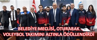 BELEDİYE MECLİSİ, OTURARAK VOLEYBOL TAKIMINI ALTINLA ÖDÜLLENDİRDİ