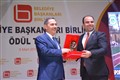 BAŞKAN UYSAL'A ÖDÜL..