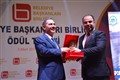 BAŞKAN UYSAL'A ÖDÜL..