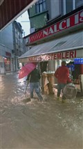ÇARŞIYI SEL ALDI, ESNAF PERİŞAN..